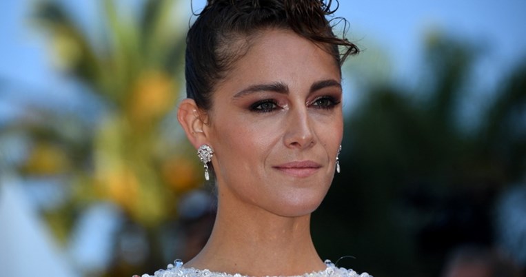 Αριάν Λαμπέντ: Η σύζυγος του Γιώργου Λάνθιμου περπατάει στην πασαρέλα του οίκου Chloe