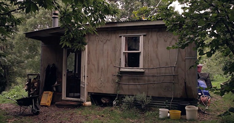 Ζώντας με τα ελάχιστα, κερδίζοντας τα περισσότερα: Μέσα στην καλύβα 20 τ.μ ευτυχίας μιας οικογένειας