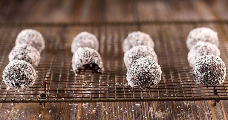 Αυτά τα τρουφάκια με χουρμάδες δεν έχουν ζάχαρη και καταναλώνονται χωρίς ενοχές