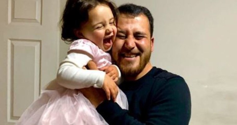Το κοριτσάκι στη Συρία που γελούσε με τις βόμβες που έπεφταν, διέφυγε με ασφάλεια στη Τουρκία