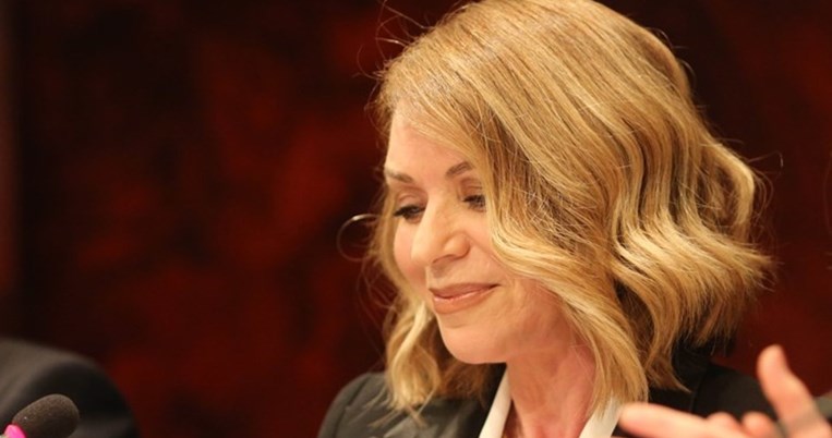 Έλλη Στάη: Σικάτη εμφάνιση με ασπρόμαυρο λουκ και κόκκινα μποτάκια σε παρουσίαση ποιητικής συλλογής