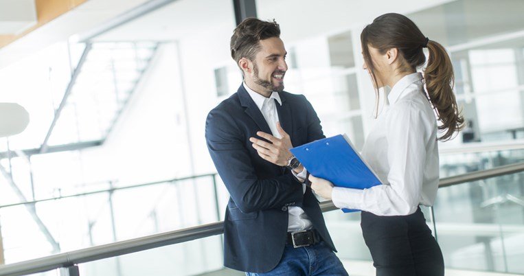 Σε γουστάρει ο συνάδελφός σου; 11 σημάδια που το δείχνουν