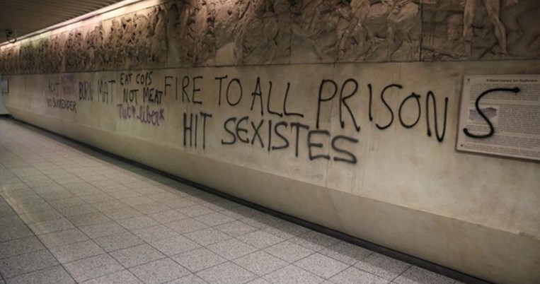 Συνθήματα στους τοίχους και βανδαλισμός μηχανημάτων. Επίθεση στο σταθμό μετρό στην Ακρόπολη 