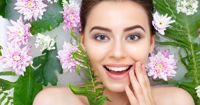 Γιατί όλες οι φίλες μου με τέλεια επιδερμίδα μιλούν για αυτή την κόκκινη κρέμα-πολυεργαλείο; 