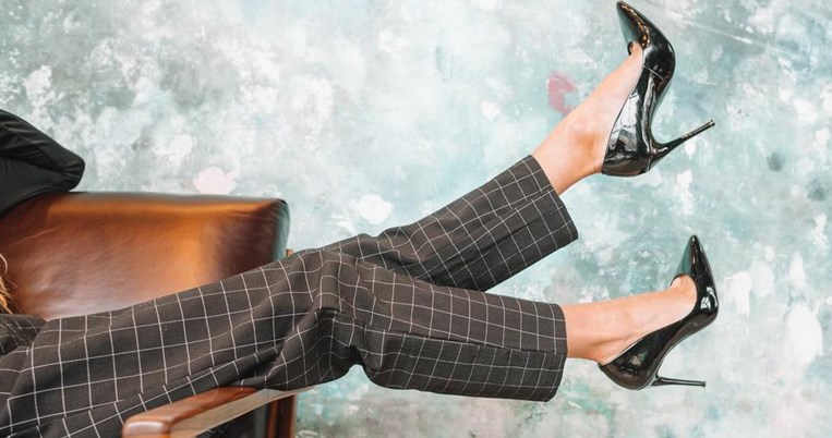 «Εάν με τα ψηλατάκουνα θέλεις να αρθείς στο ύψος των συναδέλφων σου, τότε λυπάμαι για σένα» 