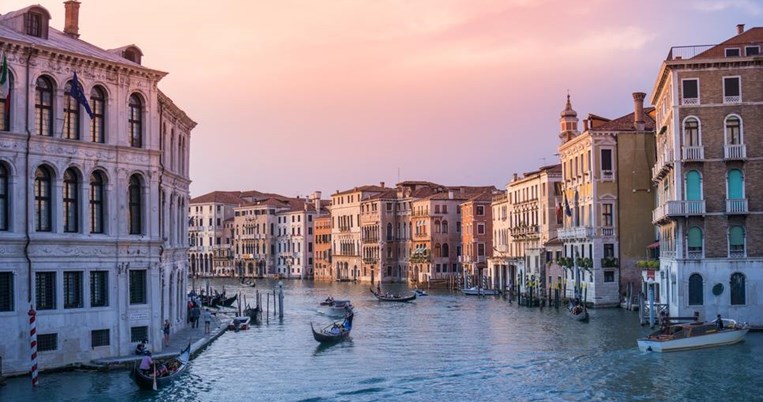 Τα κανάλια της Βενετίας πιο καθαρά από ποτέ μετά την καραντίνα λόγω του κορονοϊού 