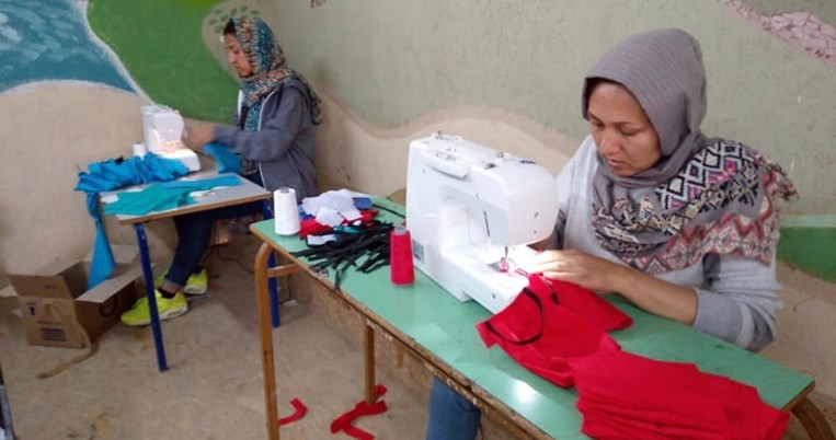 Τέσσερις Αφγανές φτιάχνουν κάθε μέρα 500 μάσκες για τις ευπαθείς ομάδες της Μόριας