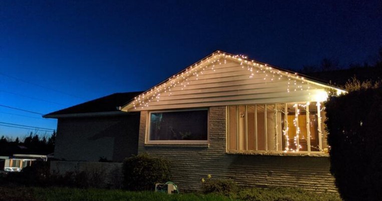 Βάζουν τα χριστουγεννιάτικα φώτα στα σπίτια τους κατά τη διάρκεια της καραντίνας του κορονοϊού