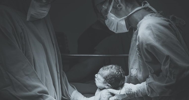 Γέννησε στο Αττικόν η πρώτη έγκυος μητέρα θετική στον ιό -Αρνητικό στο τεστ το μωρό
