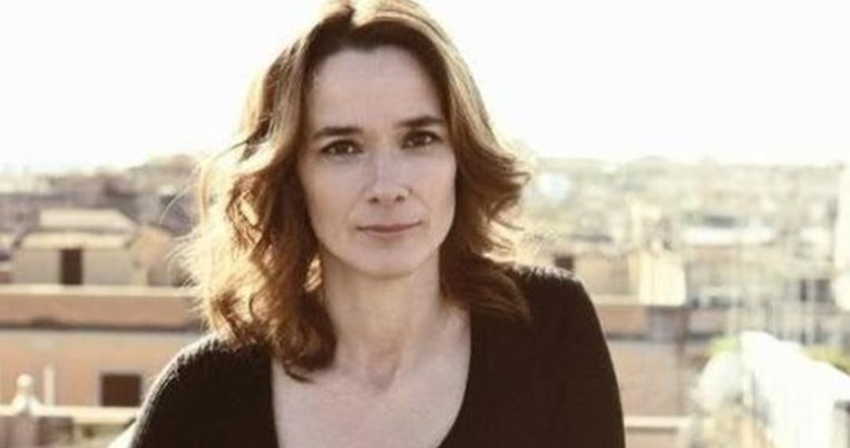 «Θα γελάσετε, θα γελάσετε πολύ. Θα σας βγει ένα χιούμορ μαύρο, σαρκαστικό, να κόβεις φλέβες»