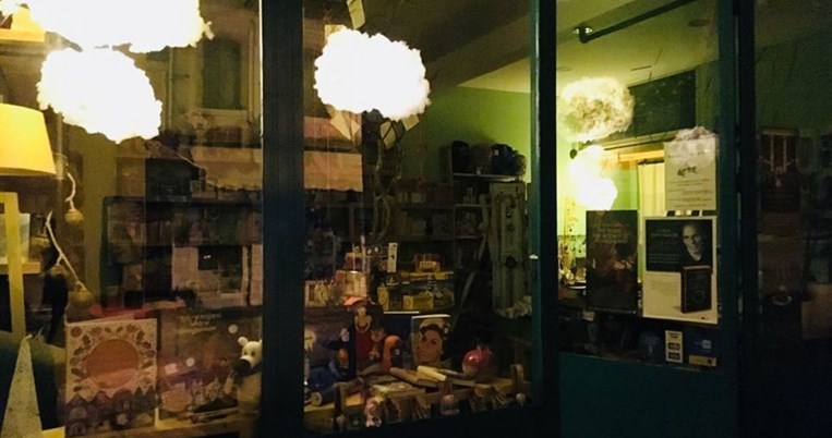 Το βιβλιοπωλείο Madamadi στη Μυτιλήνη έκλεισε, αλλά όποιο παιδί τηλεφωνεί ακούει παραμύθια 