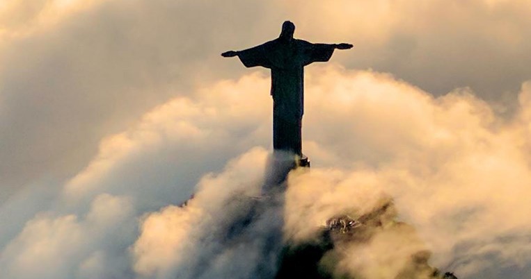 To άγαλμα του Χριστού στο Ρίο φωτίστηκε με τις σημαίες των χωρών που έχουν κρούσματα κορονοϊού