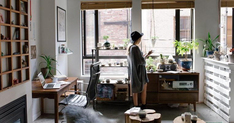 Πώς να επιβιώσετε στην καραντίνα για τον κορονοϊό: Οδηγίες χρήσης από μια εσωστρεφή ψυχοθεραπεύτρια