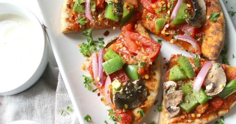 Αυτή η vegan πίτσα έχει τις μισές θερμίδες από μια κανονική και μπορείς να την φτιάξεις σε 10 λεπτά