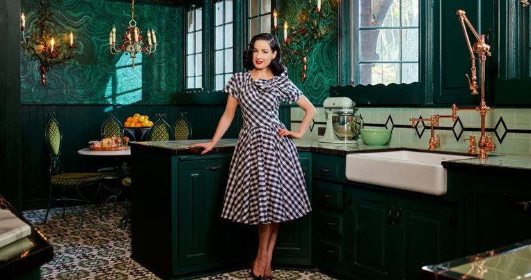 Το εντυπωσιακό αρχοντικό της Dita von Teese είναι ο απόλυτος ρετρό glam παράδεισος