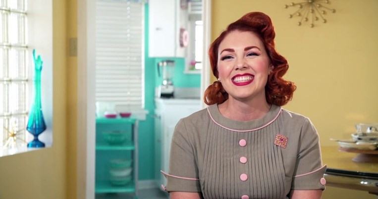 «Όλοι είμαστε αλλόκοτοι με κάποιον τρόπο»: H ιστορία της γυναίκας που ζει σαν να είναι ακόμα 1958 