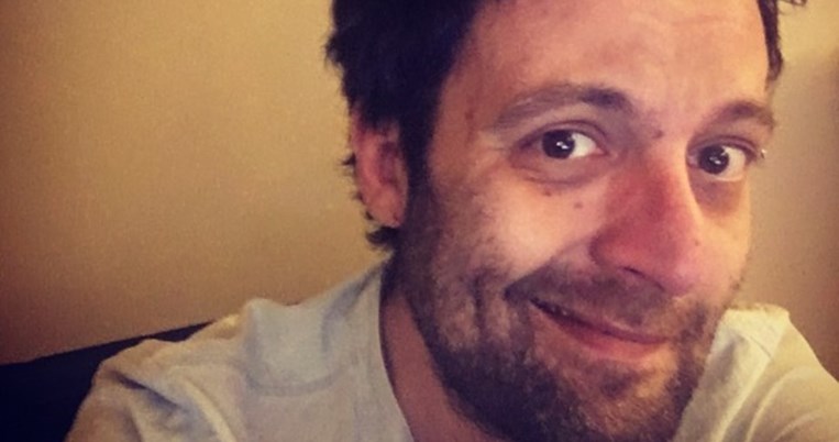 «Ήμουν, κι αισθανόμουν, ασφαλής»: Το viral ποστ του Αύγουστου Κορτώ μάς θυμίζει την ουσία 