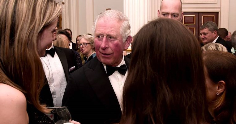 Λες και το 'ξερε: Ο περίεργος χαιρετισμός του θετικού στον κορονοϊό πρίγκιπα Καρόλου 