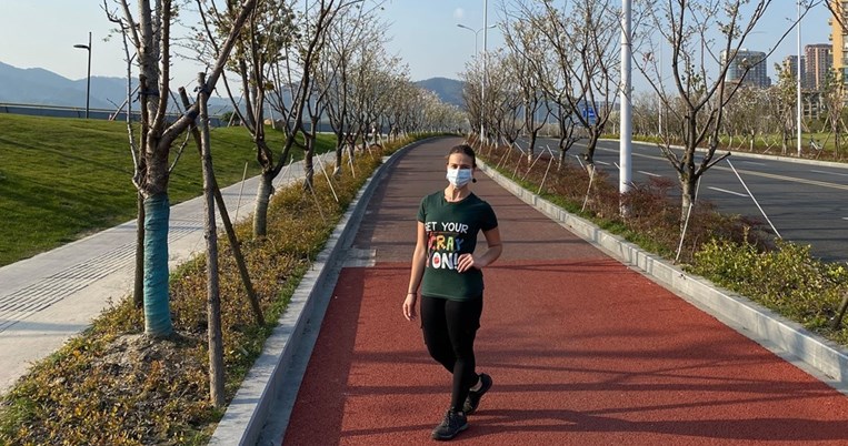 «Μαθαίνεις να εκτιμάς τα μικρά πράγματα»: Αισιόδοξο μήνυμα συμπαράστασης μίας δασκάλας από την Κίνα