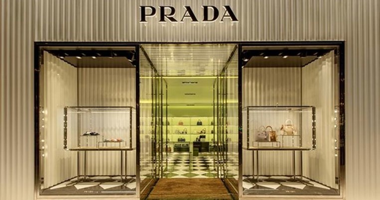 Ο οίκος Prada φτιάχνει μάσκες, η Estée Lauder ανοίγει εργοστάσιο για να παρασκευάσει αντισηπτικά