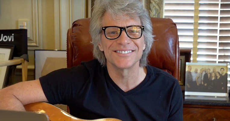 «Πείτε μου πώς αισθάνεστε, αν πονάτε». Ο Τζον Μπον Τζόβι μας καλεί να γράψουμε όλο μαζί ένα τραγούδι