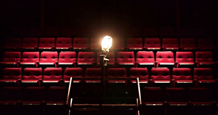 «Στη θεατρική ιδιόλεκτο, όταν κλείνει ένα θέατρο αφήνουμε ένα φως ανοιχτό. Πως θα επιστρέψουμε»