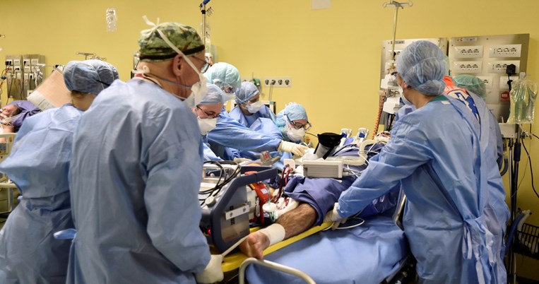 «Σ' αγαπάω μαμά, δεν θα σε αφήσω»:Ένας 18χρονος στέλνει μήνυμα στη μητέρα του πριν τον διασωληνώσουν