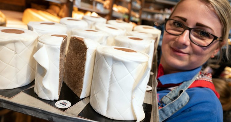 Φούρνος πουλάει κέικ σε σχήμα χαρτιού υγείας εν μέσω κορονοϊού και γίνεται ανάρπαστο 