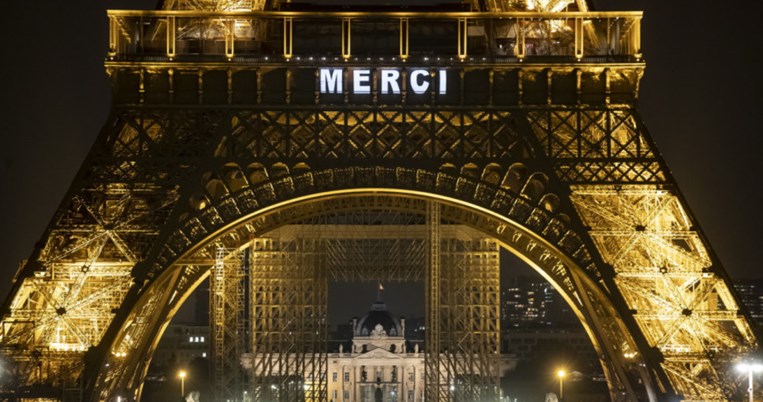 Ο Πύργος του Άιφελ φωταγωγείται κάθε βράδυ με μηνύματα εμψύχωσης και αλληλεγγύης 