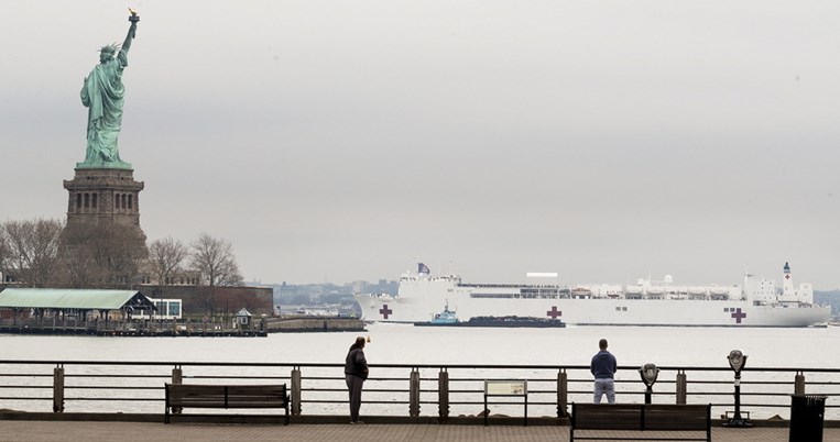 To πλωτό νοσοκομείο USNS μόλις έφτασε στη Νέα Υόρκη. Οι εικόνες είναι εντυπωσιακές