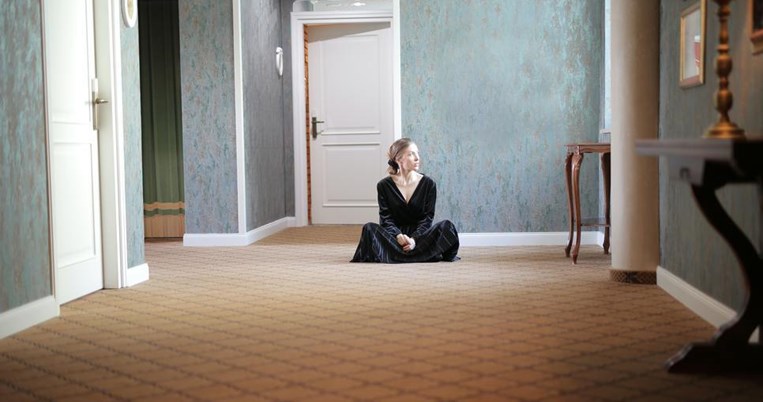 Μόνη στο σπίτι: Μεταμεσονύκτιες σκέψεις μιας υπεύθυνης μάρκετινγκ σε εταιρεία απορρυπαντικών 