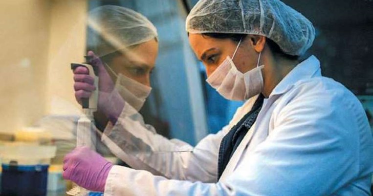 «Είμαστε πιο κοντά σε θεραπεία παρά σε εμβόλιο»: Κορυφαία Ελληνίδα ερευνήτρια του Cambridge