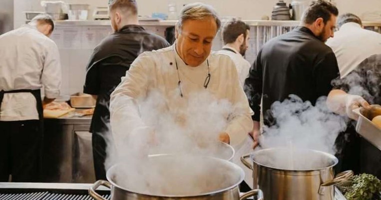 Κάνε το όπως ο σεφ: Ο Γιάννης Μπαξεβάνης μαγειρεύει στο ίνσταγκραμ