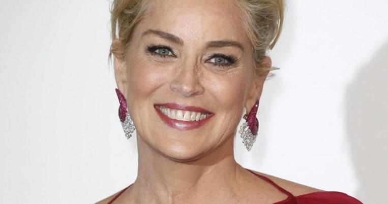 Το (πολύ απλό) μυστικό ομορφιάς της Σάρον Στόουν το οποίο έμαθε από τη μαμά της 