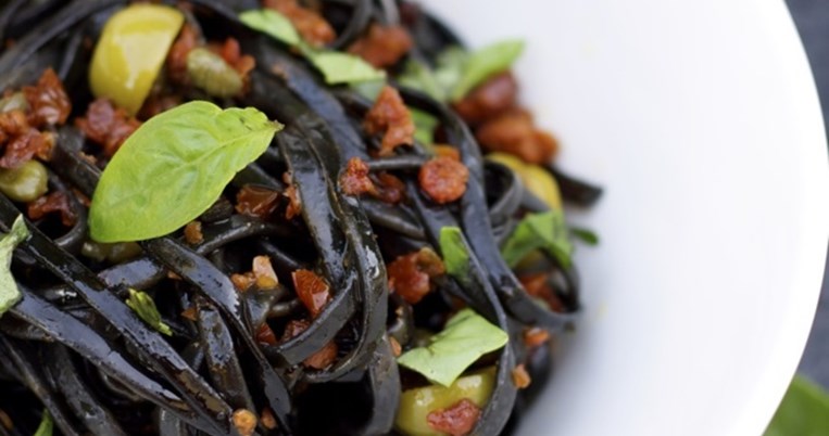 Μαύρα λιγκουίνι με ντοματίνια και βασιλικό από τον Πάνο Ιωαννίδη: Μια χορτοφαγική, πεντανόστιμη ιδέα