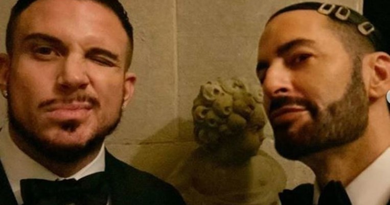 Τι κάνει μόνος του στο σπίτι ο Marc Jacobs; Ο ευρηματικός τρόπος που γιόρτασε την επέτειο γάμου του