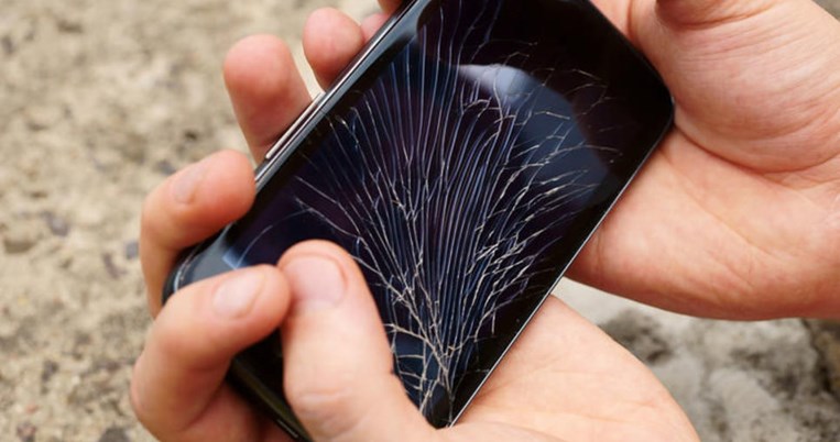 Πώς καταστρέφουν οι Eλληνες τα smartphones και γιατί δεν επισκευάζουν την οθόνη