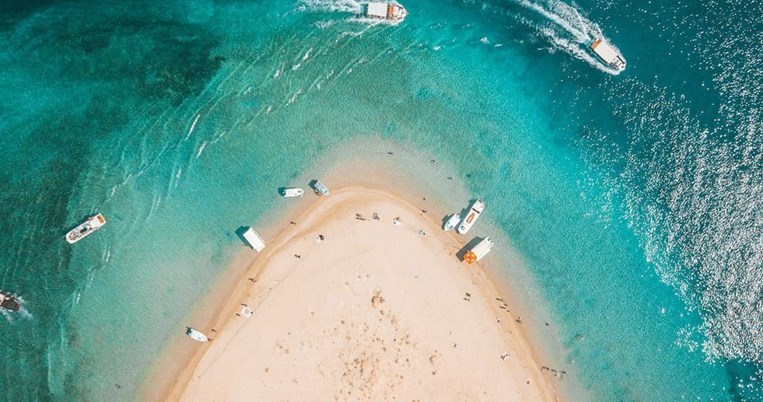 «Η Ελλάδα από το σπίτι»: Κάνε βουτιά στο Ναυάγιο και βόλτα στη Μύκονο από τον καναπέ σου