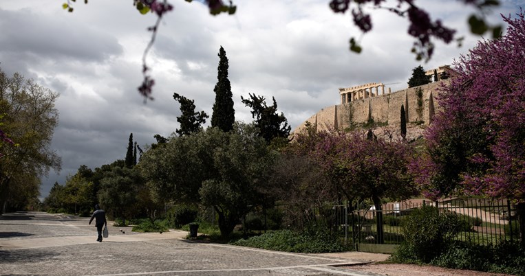 «Το καλοκαίρι δεν μπορεί να σκοτώσει τον κορονοϊό». Αμερικανός καθηγητής καταρρίπτει έναν μύθο