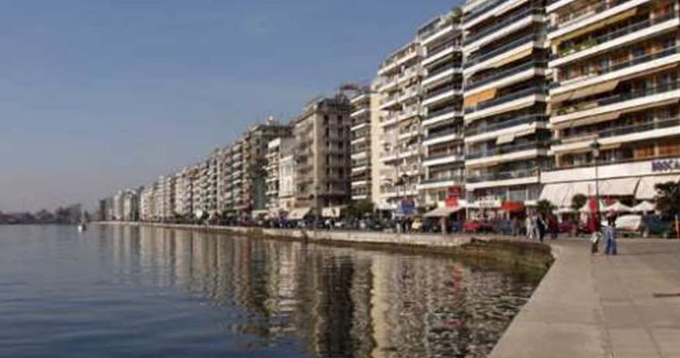 Δελφίνια στον Θερμαϊκό: Οι Θεσσαλονικείς που αθλούνταν απόλαυσαν ένα εντυπωσιακό θέαμα