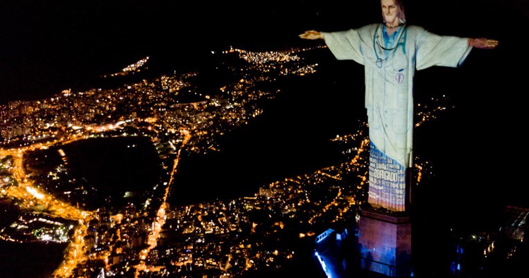 Ρίο ντε Τζανέιρο: Ο Χριστός «φόρεσε» ιατρική ρόμπα τιμώντας τους ήρωες που πολεμούν τον κορονοϊό