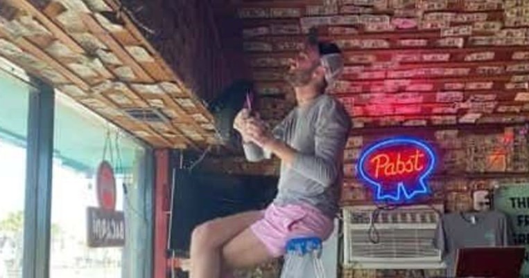 Ιδιοκτήτρια μπαρ ξεκολλάει από τον τοίχο μονοδόλαρα αξίας 3.714 δολαρίων και πληρώνει το προσωπικό