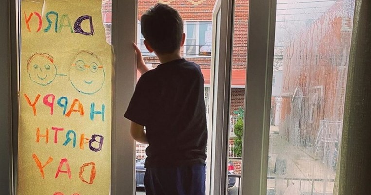 Η ζωή «εντός των τειχών», μιας μονοκατοικίας, κάπου στα βορειοδυτικά του Queens