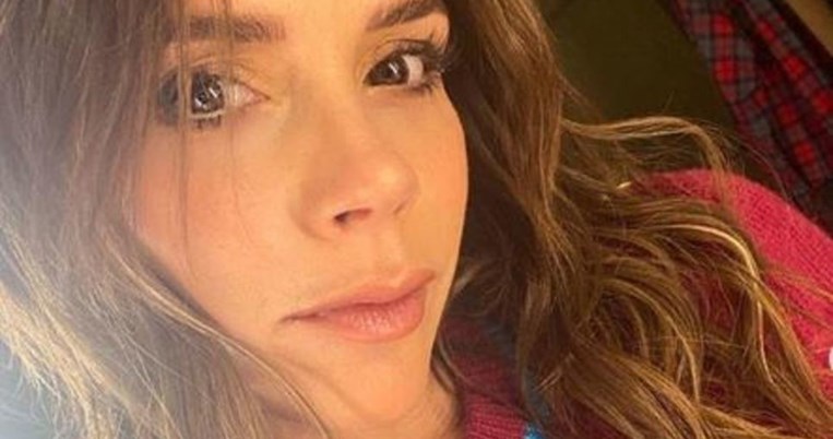 Τότε και τώρα: H Bικτόρια Μπέκαμ «αντέγραψε» σε συλλογή της ένα outfit από τα παιδικά της χρόνια