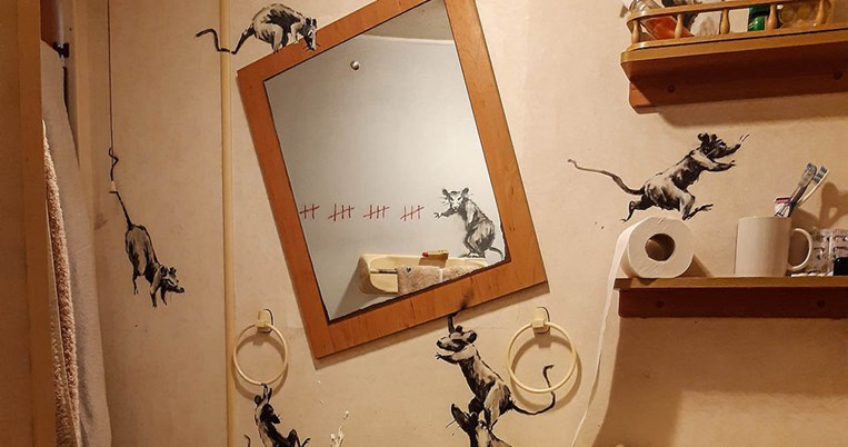 Ακόμα και ο Banksy δουλεύει από το σπίτι, φέρνοντας την street art στο μπάνιο του