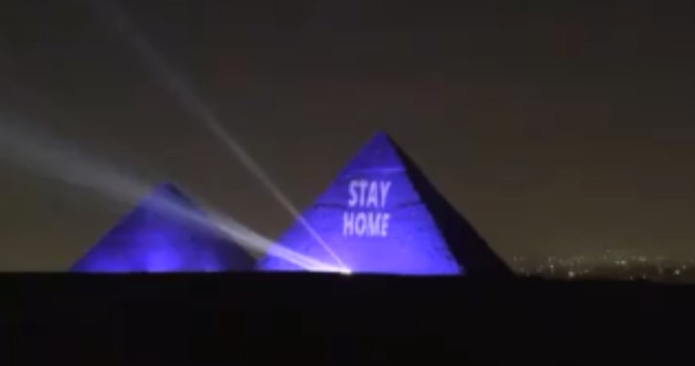 «Μείνετε σπίτι», το εντυπωσιακό μήνυμα στις πυραμίδες της Γκίζας την Παγκόσμια Ημέρα Κληρονομιάς