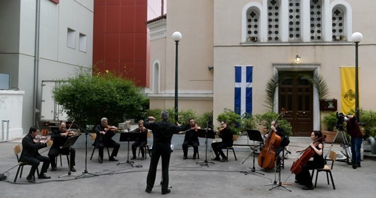 Η ορχήστρα της ΕΡΤ έκανε συναυλία στο προαύλιο του Ευαγγελισμού: Υπέροχο βίντεο