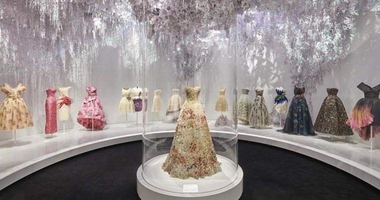 «Designer of Dreams»: Δες online την πολυσυζητημένη αναδρομική έκθεση μόδας του οίκου Dior