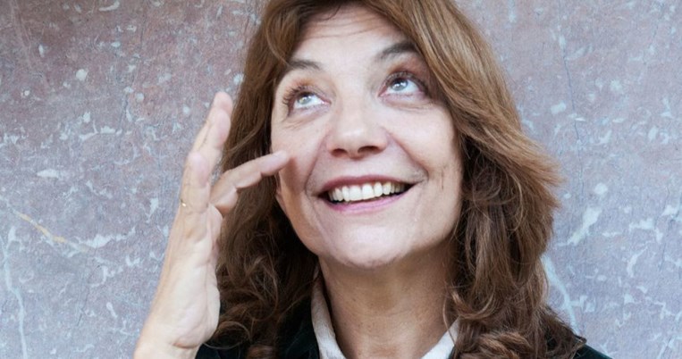 Η Όλια Λαζαρίδου διαβάζει με την υπέροχη φωνή της το σπουδαίο «Καπλάνι της Βιτρίνας»