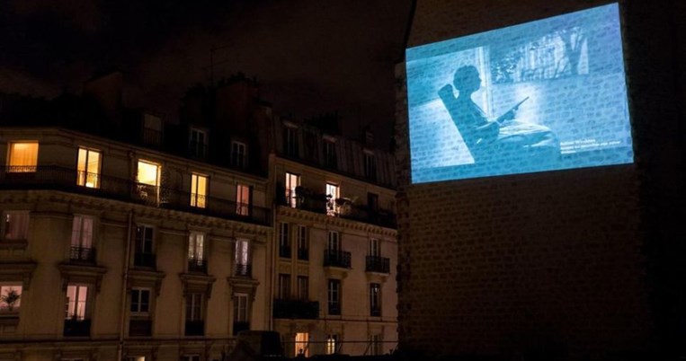 Το σινεμά δε σταματά: Κινηματογράφος στο Παρίσι προβάλλει ταινίες σε τοίχο πολυκατοικίας